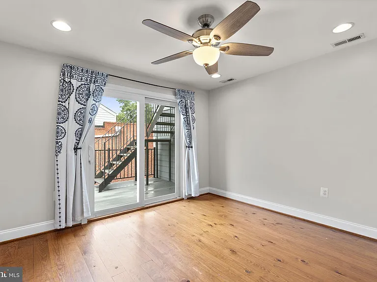 112 E Randall St — Photo 23