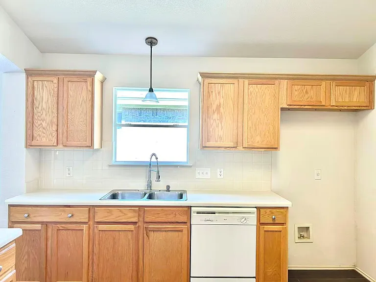 615 Settlement St — Photo 11