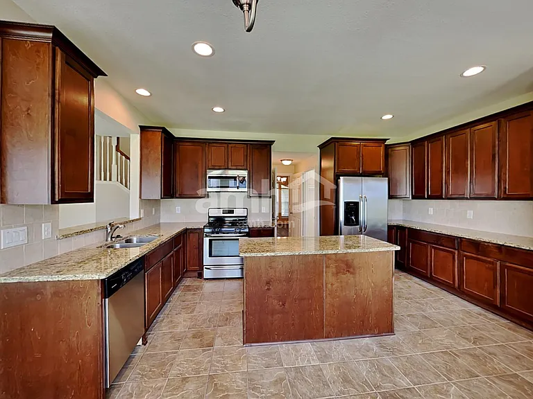 501 Falcon Lake Dr — Photo 3