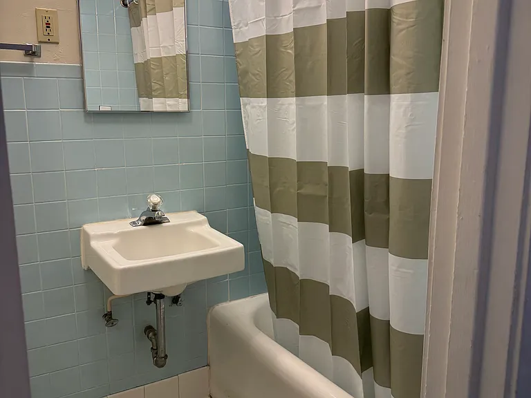 2218 N Summit Ave #201 — Photo 16