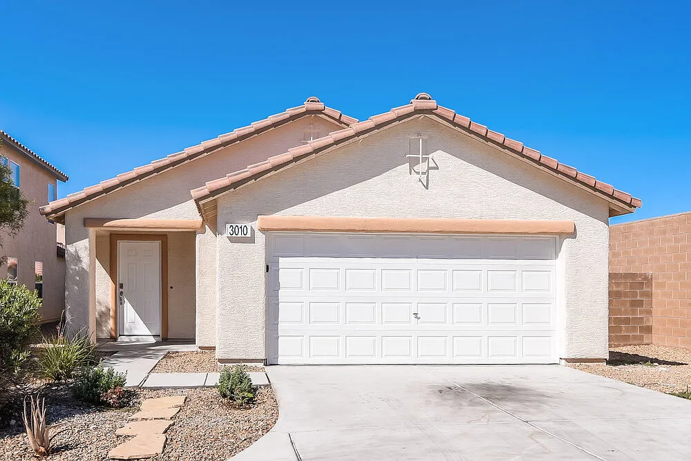 3 bed, 2.0 bath, 1722 sqft, $2,290 — Photo 1