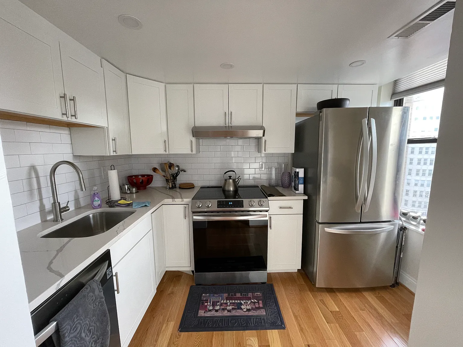 2 bed, 700 sqft, $3,200 — Photo 2