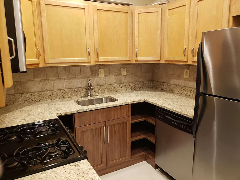 528 Delancey St — Photo 8