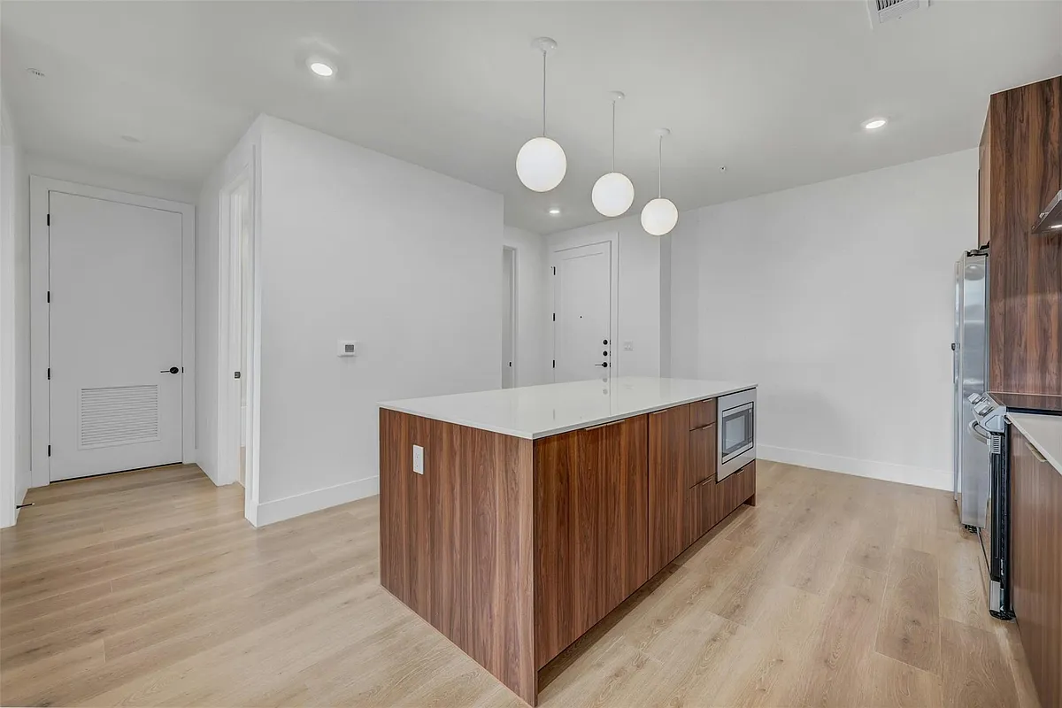 Building Photo - 1701 Simond Ave #411