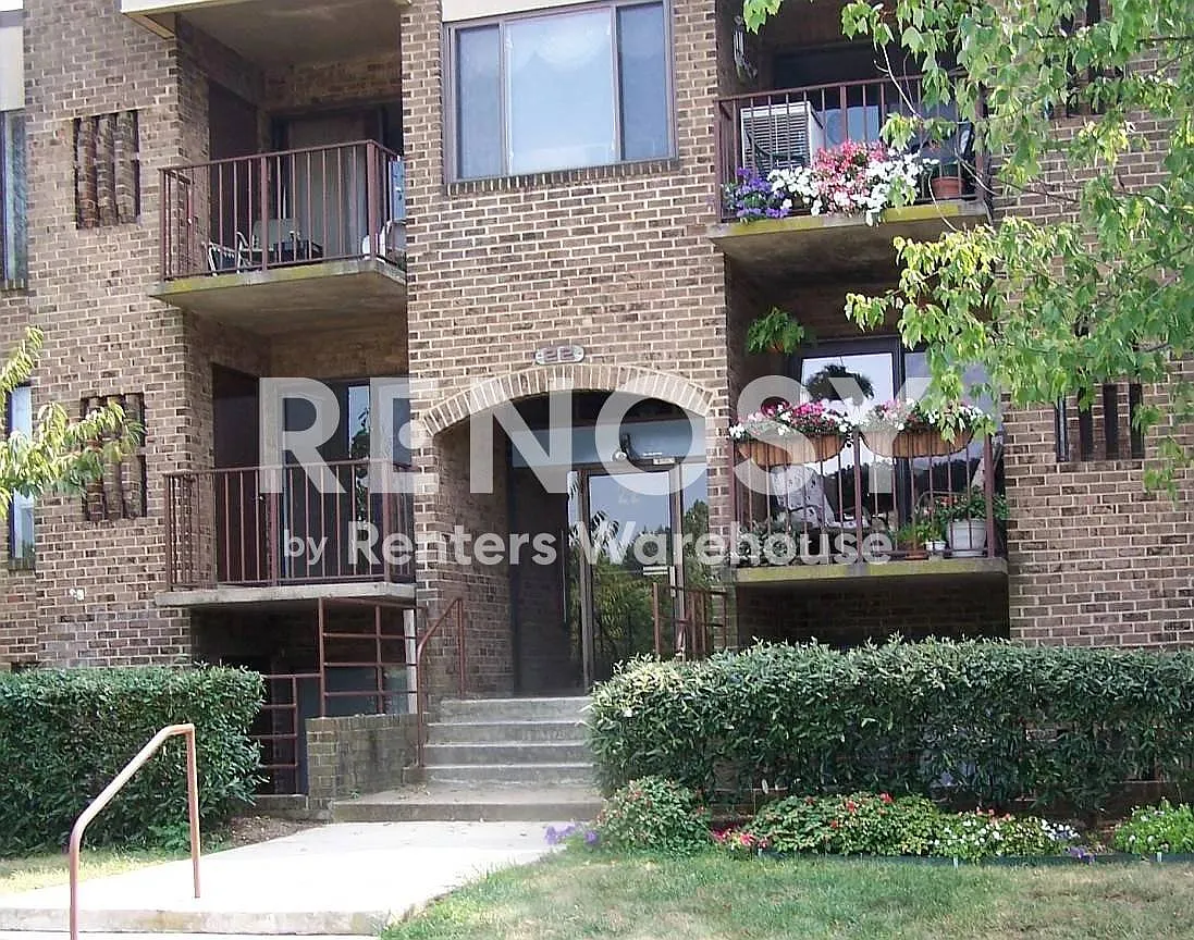 Available Spet 1 - Updated 2 Br 1.5 Bath - Third Floor With Balcony — Photo 1