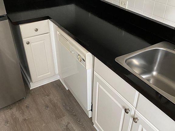3rd image of 909 Washington St #3E
