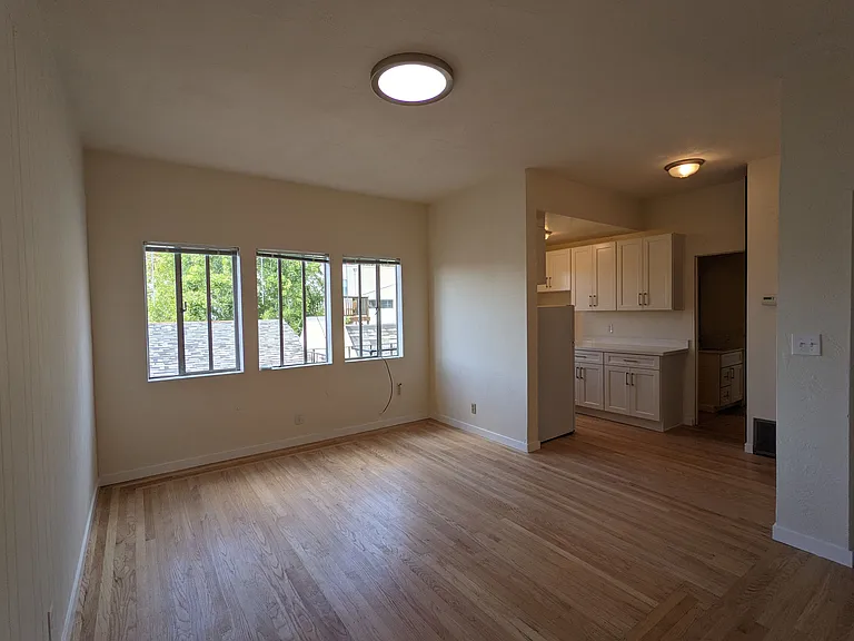 2541-2569 Le Conte Ave — Photo 31