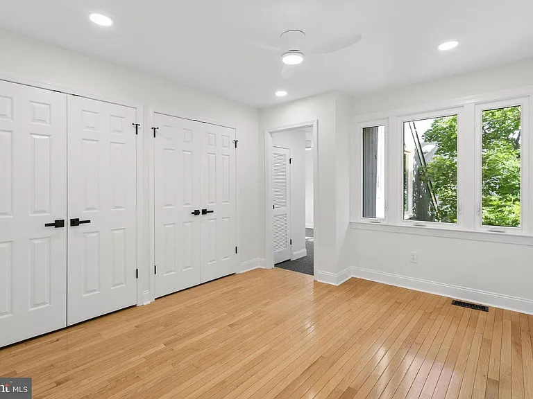 911 Chanticleer — Photo 34