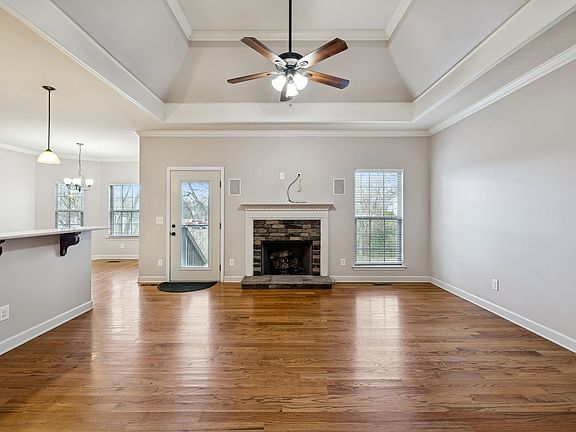 4th image of 1098 Golf View Way