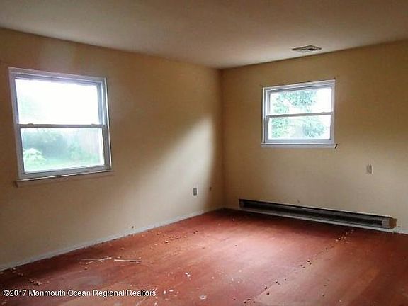 3rd image of 935 Gloucester Dr