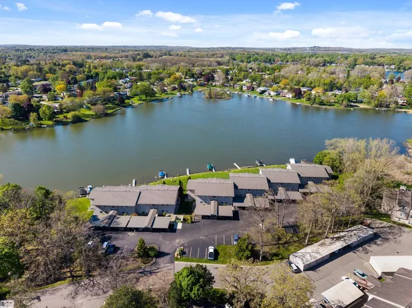 4964 Lake Point Dr, Waterford, MI 48329