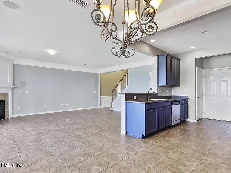 11225 N Castlemain Cir — Photo 13