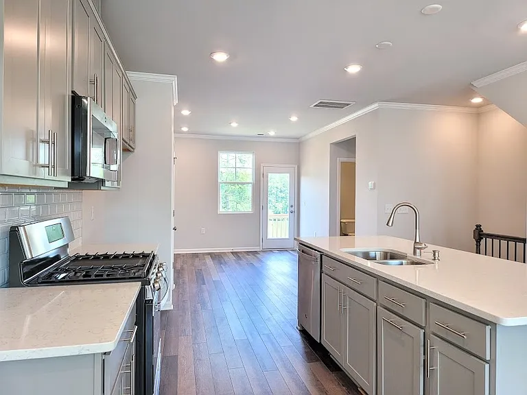 1108 Shoreside Dr — Photo 3