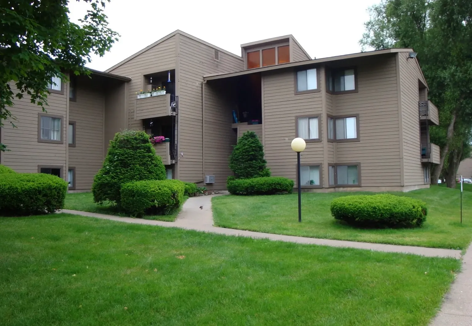 2 bed, 834 sqft, $1,700 — Photo 1