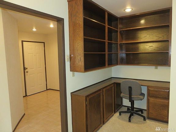 5th image of 920 E Bay Dr NE APT 3C101