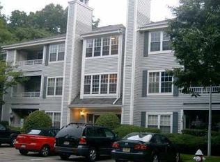 1011 Meadow Ct, Helmetta, NJ 08828