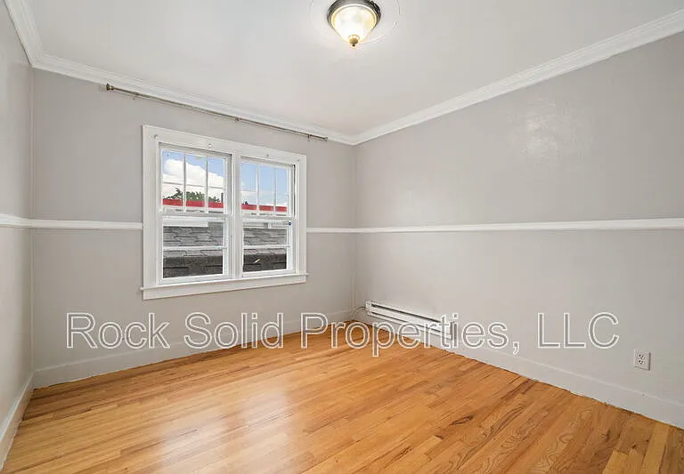 316 E 20th St — Photo 14