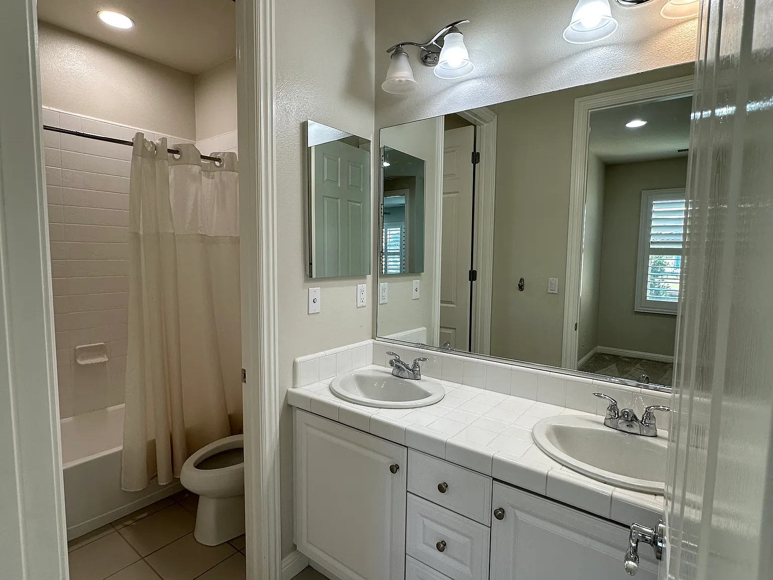 4 bed, 2356 sqft, $5,695 — Photo 4