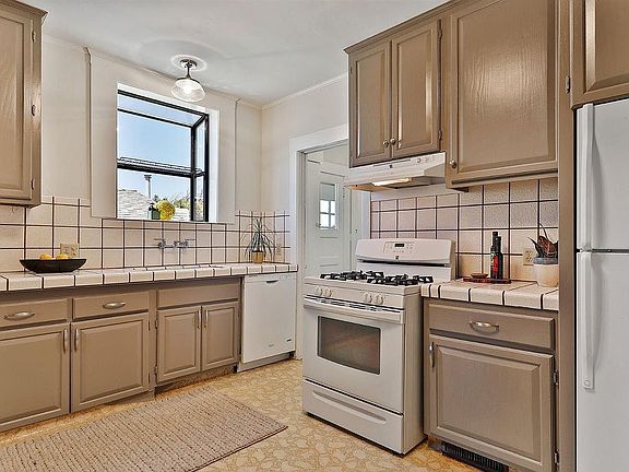5th image of 233 Naylor St