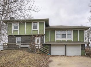 460 N Bluegrass Dr, Bonner Springs, KS 66012