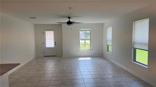 3 bed, 2.0 bath, 1394 sqft, $1,800 — Photo 2