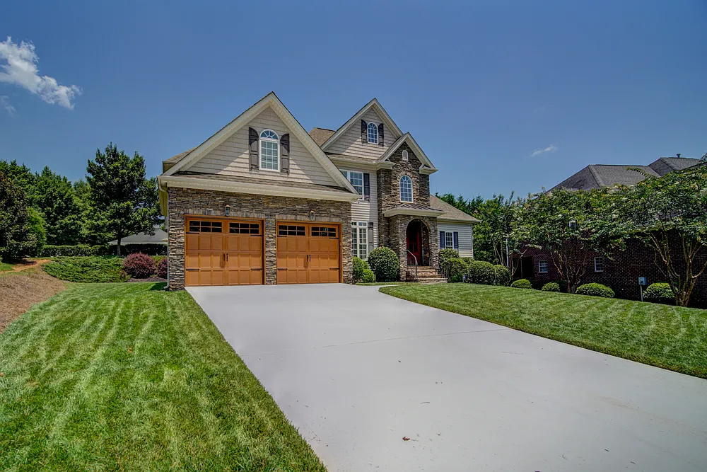 5 BR, 3 BA Home Quiet Cul de Sac, Convenient to Shopping, Schools and I-385 — Photo 2