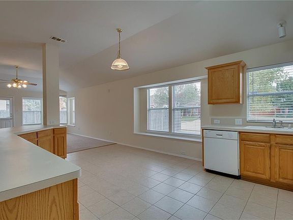 4th image of 6500 Cove Hollow Dr
