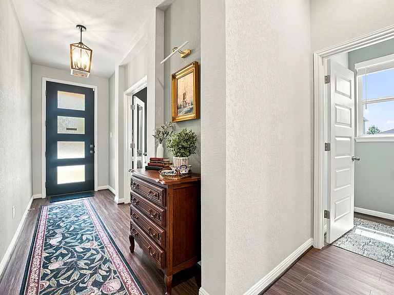 Entry hallway & downstair half bathroom