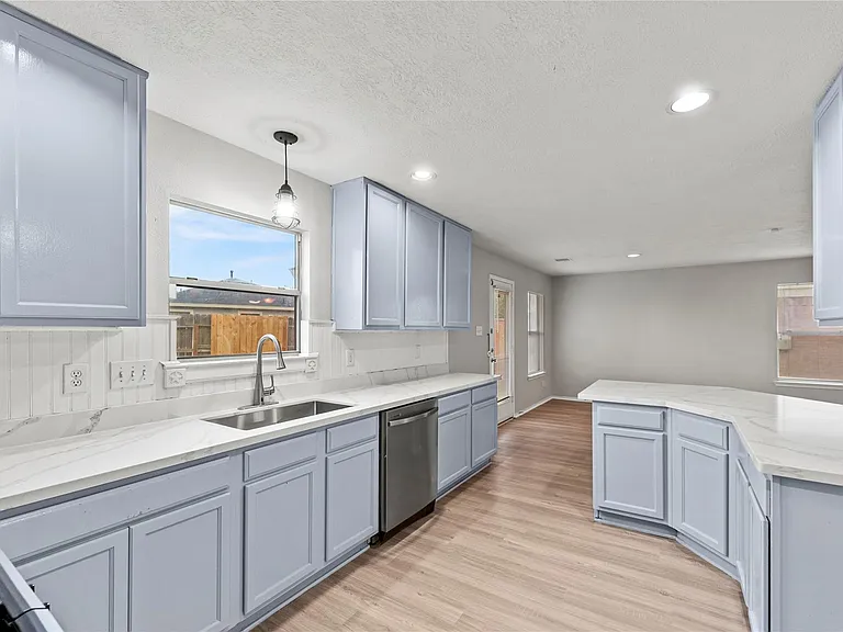 7606 Hillsdale Park Ct — Photo 7