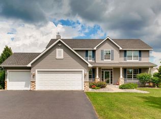 592 Summerfield Dr, Chanhassen, MN 55317