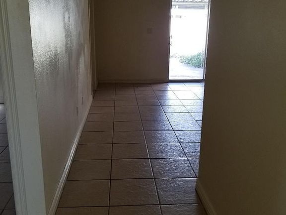4th image of 604 N Pioneer Cir