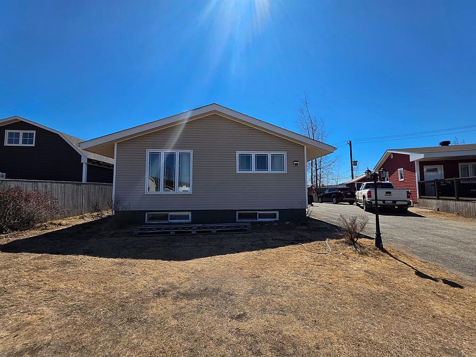 1st image of 800 Balsam Crescent