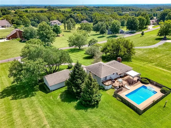 6 SE Delaney Dr, Saint Joseph, MO 64507