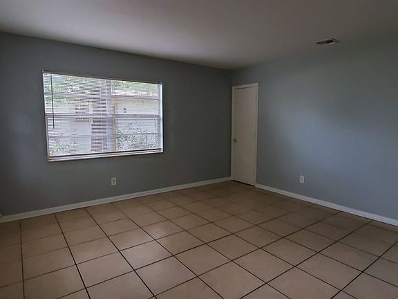 4th image of 3414 E Hanna Ave