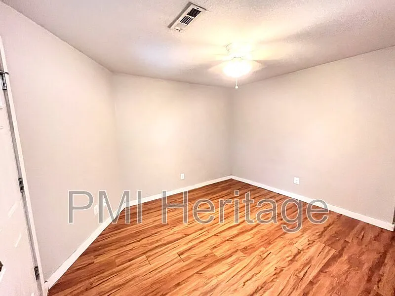 2 bed, 1.0 bath, 700 sqft, $930 — Photo 2