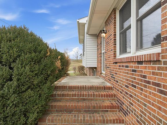 4th image of 935 Rolling Hills Dr
