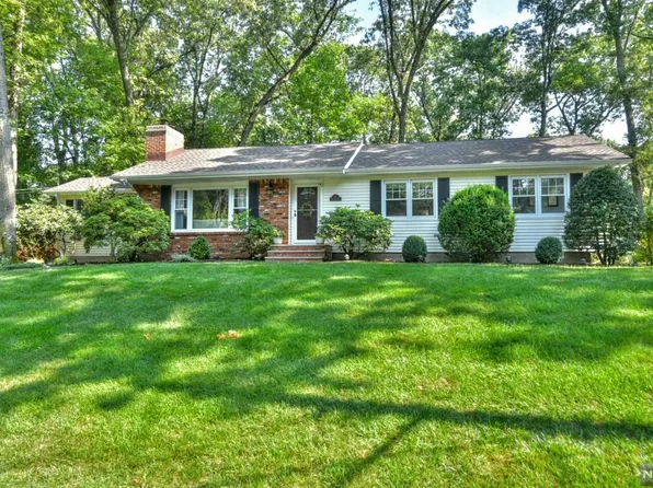27 Beech Dr, Mahwah, NJ 07430