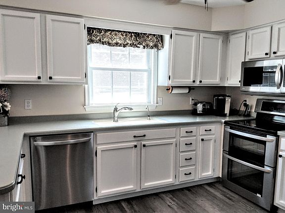 4th image of 901 Waterlilly Ln