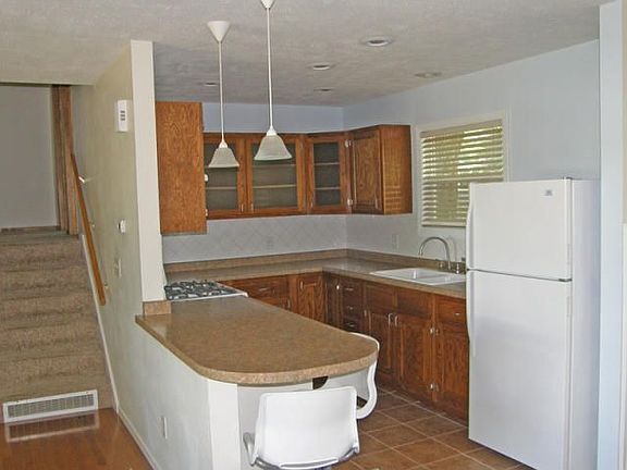 4th image of 597 Monument Dr
