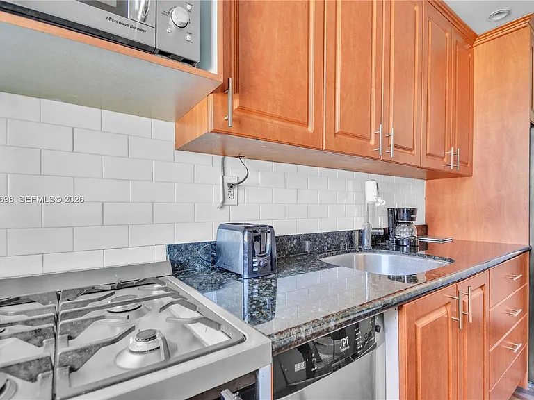900 16th St #201 — Photo 11