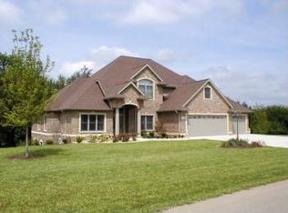 17159 Ballymore Ln, Dubuque, IA 52001