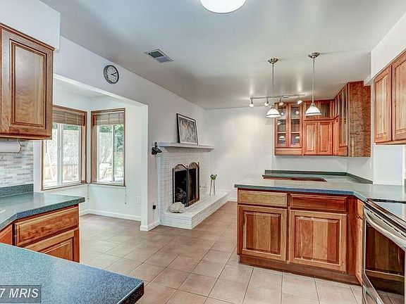 5th image of 404 Hillwood Ct