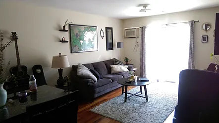 Rented by Cezanne Outlet LLC