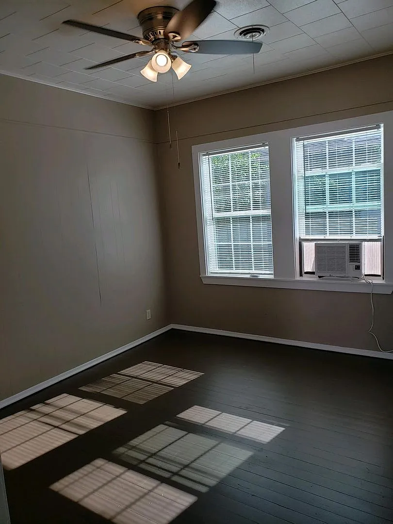 Cute and cozy 2 bedroom 1 bath home in 77641! — Photo 4