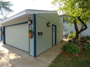 231 Oakwood Ln, Bloomingdale, IL 60108
