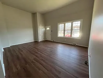 140 Ervin Ave — Photo 3