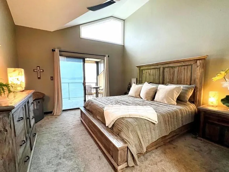 Master Bedroom (King Bed w/ balcony)