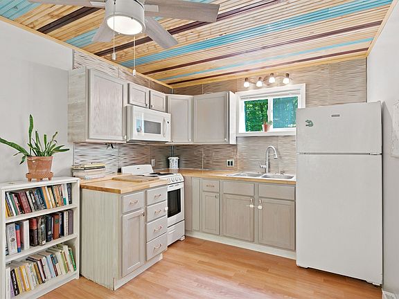 3rd image of 11903 Partridge Ln NE