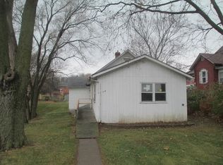 114 N 2nd St, Le Claire, IA 52753