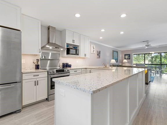 4th image of 400 Carriage House Ln APT 203